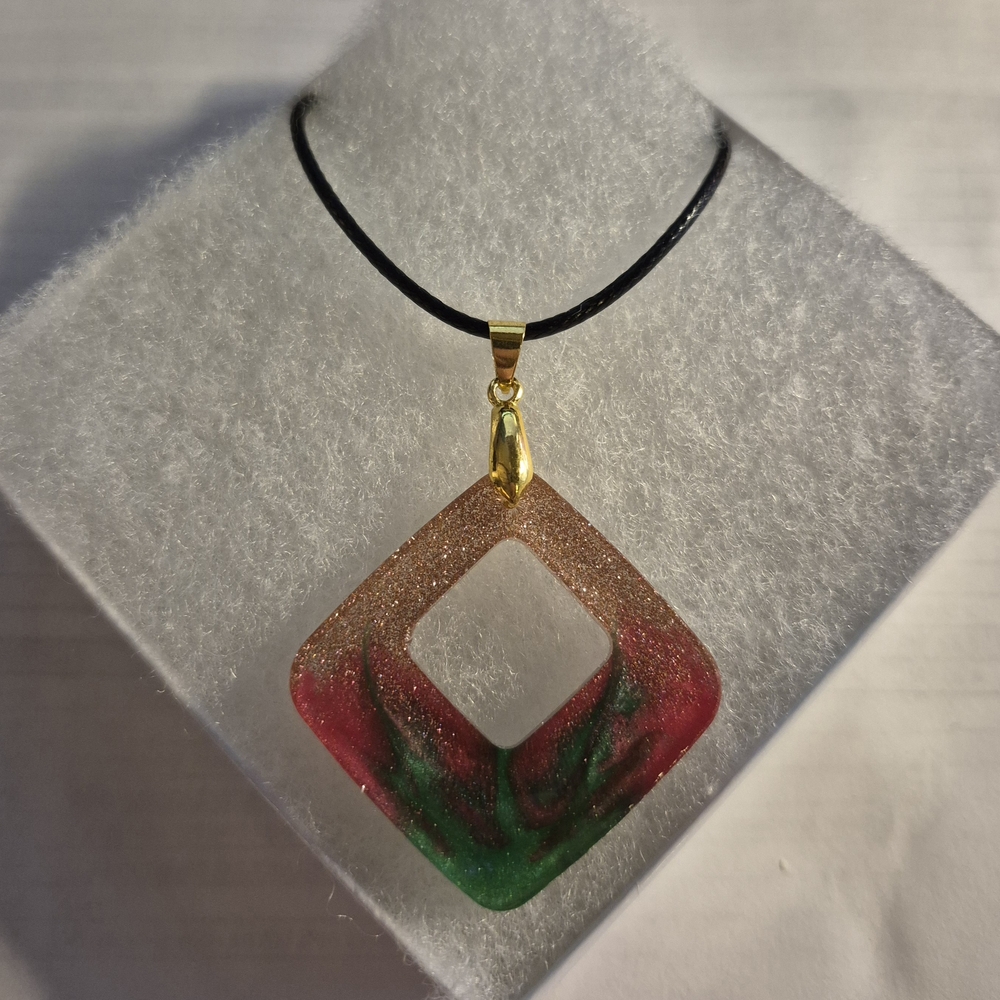 Elegant Gold and Green Pendant Necklace